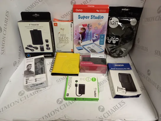 APPROXIMATELY 30 ASSORTED HOUSEHOLD & ELECTRICAL PRODUCTS TO INCLUDE WIRELESS EARPHONES, CHARGERS, TRAVEL POUCH ETC 