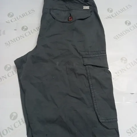 REGATTA OUTDOOR CARGO SHORTS SIZE 32"