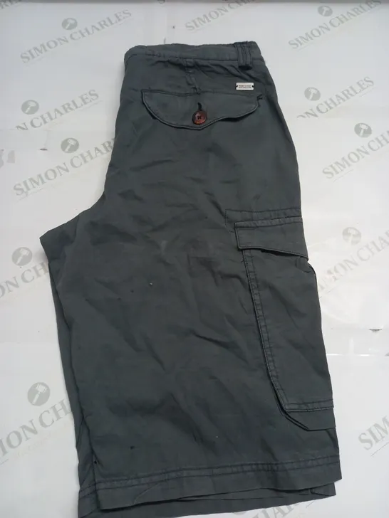 REGATTA OUTDOOR CARGO SHORTS SIZE 32"