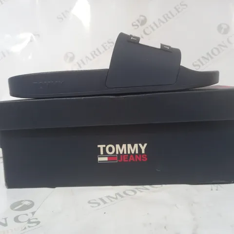 BOXED PAIR OF TOMMY JEANS SLIDERS IN NAVY UK SIZE 8
