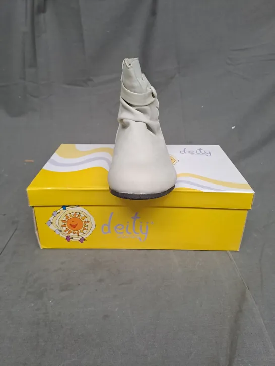 BOXED LOT OF 16 PAIRS OF LADIES SHOES. VARIOUS SIZES