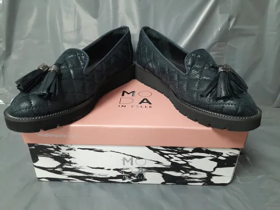 BOXED PAIR OF MODA IN PELLE QUILTED LOAFERS W. TASSEL IN NAVY SIZE 6