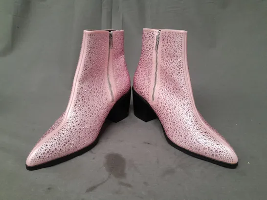 BOXED PAIR OF ASOS DESIGN POINTED TOE BLOCK HEEL ANKLE BOOTS IN PINK W. JEWEL EFFECT SIZE 7