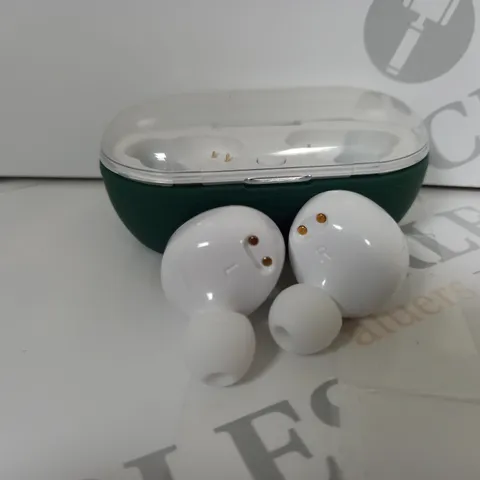 TRUE WIRELESS EARBUDS IN WHITE