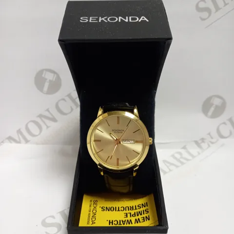 BOXED SEKONDA 40MM QUARTZ WATCH IN GOLD WITH ANALOGUE DAY/DATE DISPLAY, AND BLACK LEATHER STRAP