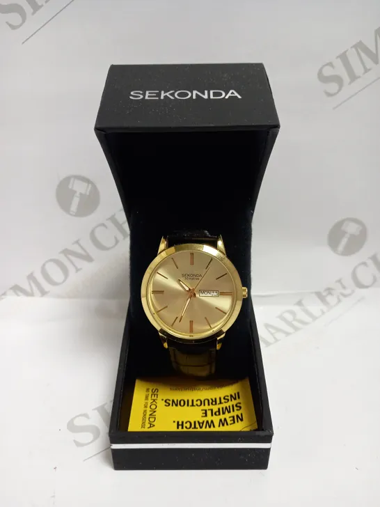 BOXED SEKONDA 40MM QUARTZ WATCH IN GOLD WITH ANALOGUE DAY/DATE DISPLAY, AND BLACK LEATHER STRAP