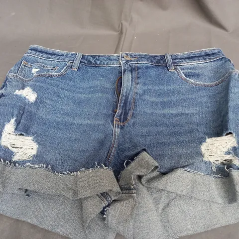 HOLLISTER ULTRA HIGH RISE MOM SHORTS - W33