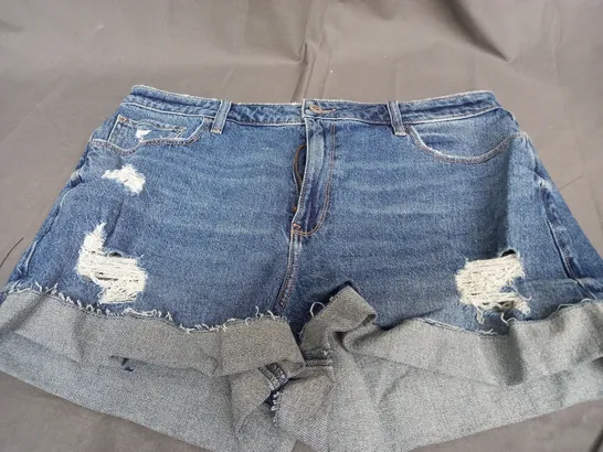 HOLLISTER ULTRA HIGH RISE MOM SHORTS - W33