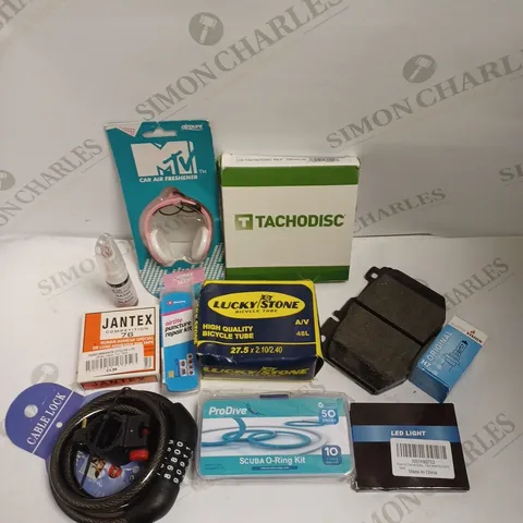 BOX OF APPROXIMATELY 20 ASSORTED VEHICULAR PRODUCTS TO INCLUDE BICYCLE INNER TUBE, COMBINATION LOCK, TOUCH UP PAINT ETC 