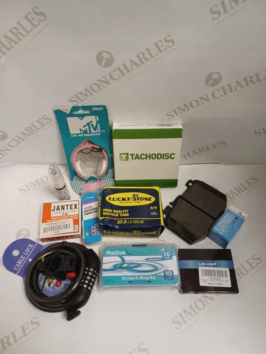 BOX OF APPROXIMATELY 20 ASSORTED VEHICULAR PRODUCTS TO INCLUDE BICYCLE INNER TUBE, COMBINATION LOCK, TOUCH UP PAINT ETC 