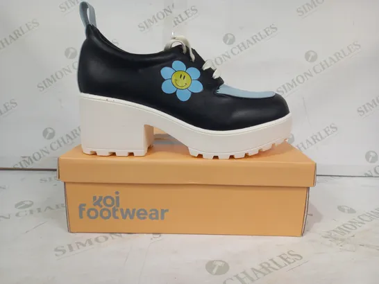 BOXED PAIR OF KOI PLATFORM BLOCK HEEL SHOES IN BLACK/BLUE W. SMILEY FLOWER DESIGN SIZE 8