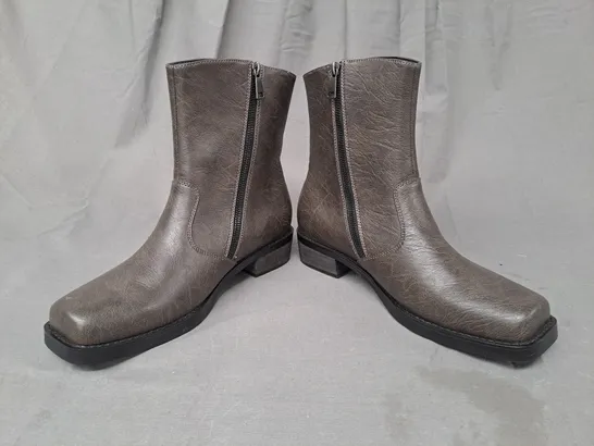 BOXED PAIR OF KOI COWBOY BOOTS IN MOCHA UK SIZE 9