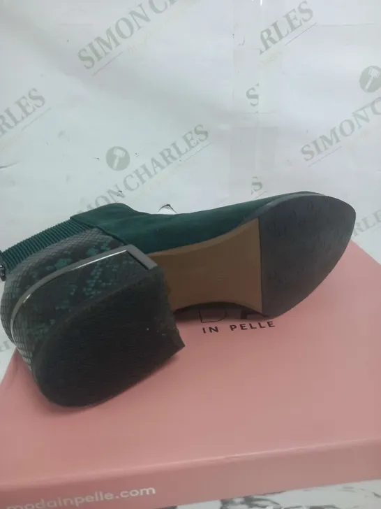 BOXED PAIR OF MODA IN PELLE LILITH ANKLE BOOTS FOREST GREEN SUEDE SIZE 7