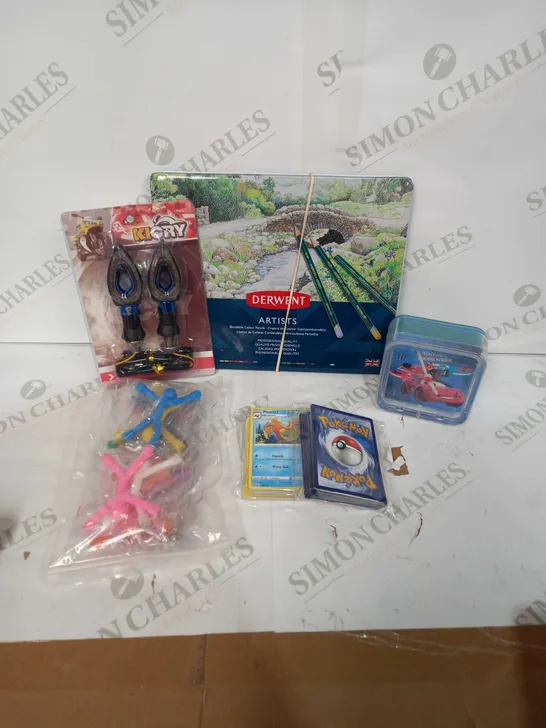 BOX OF APPROX 30 ASSORTED TOYS TO INCLUDE - POKEMON TRADING CARDS, DERWENT COLOURED PENCILS, LIGHTNING MCQUEEN CLOCK ETC