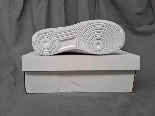 BOXED PAIR OF NIKE AIR FORCE 1 '07 SHOES IN WHITE UK SIZE 5