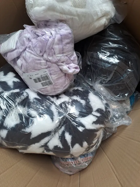 BOX OF APPROX 10 ASSORTED CLOTHING ITEMS TO INCLUDE - LOUNGER , JACKET , SHIRT ETC