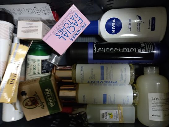 LOT OF APPROXIMATELY 20 ASSORTED HEALTH & BEAUTY ITEMS, TO INCLUDE SPACE EYE MASKS, CURLSMITH PRIMER, SILVER SHAMPOO, ETC