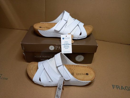 BOXED PAIR OF PAVERS WHITE SANDALS- SIZE 5