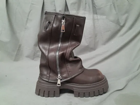 BOXED PAIR OF ASYLUM CHUNKY ANKLE BOOTS IN DARK BROWN ASIAN SIZE 230