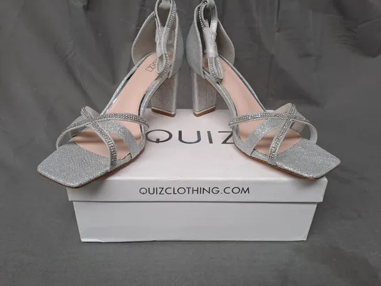 BOXED PAIR OF QUIZ OPEN TOE BLOCK HEEL SANDALS IN METAALIC SILVER W. GLITTER EFFECT SIZE 8