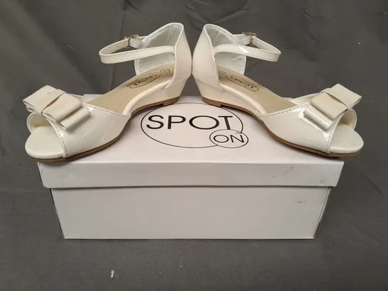 BOXED PAIR OF SPOT ON PEEP TOE PARTY SHOES IN WHITE W. GLITTER EFFECT EU SIZE 28