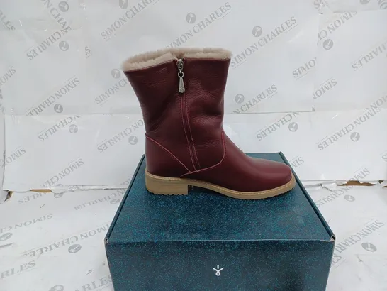 BOXED PAIR OF EMU AUSTRALIA KERIE LEATHER BOOTS IN CLARET - UK SIZE 9