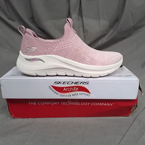 BOXED PAIR OF SKECHERS ARCH FIT WOMENS TRAINERS IN LIGHT PINK SIZE 5