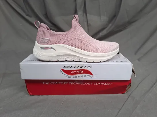 BOXED PAIR OF SKECHERS ARCH FIT WOMENS TRAINERS IN LIGHT PINK SIZE 5