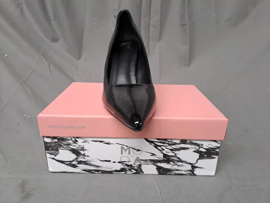 BOXED PAIR OF MODA IN PELLE CASSADEE POINTED TOE HEELS IN BLACK EU SIZE 40