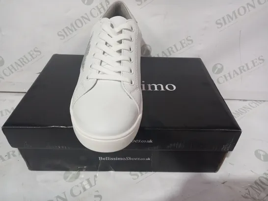 BOXED PAIR OF BELLISSIMO SHOES IN WHITE W. DIAMONTE STAR DESIGN EU SIZE 39