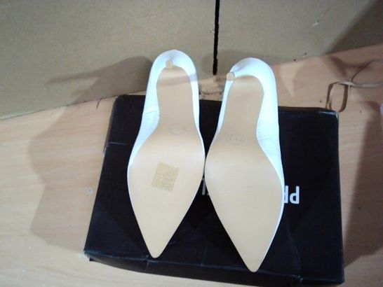 BOXED PAIR OF PRETTY LITTLE THING CROC COURT HEELS WHITE SIZE 5