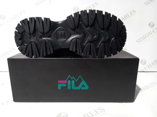 BOXED PAIR OF FILA TRAINERS IN BLACK UK SIZE 5.5