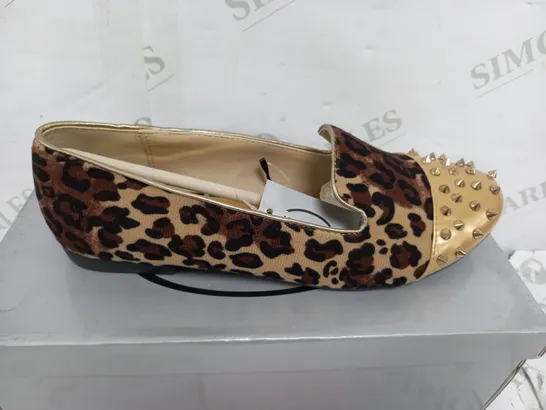 FLAT HEELED LEOPARD PRINT GOLD SPIKEY TOE SIZE 5