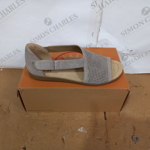 BOXED PAIR OF EARTH SPIRIT SANDALS SIZE 7