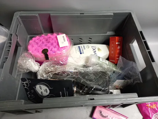 BOX OF APPROXIMATELY 20 COSMETIC ITEMS TO INCLUDE - DOVE BODY WASH - BIC TWIN LADY RAZORS - MANCAVE SHOWER GEL - ETC 