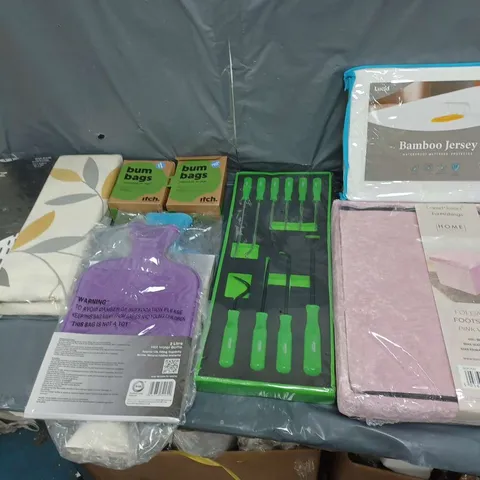 BOX OF APPROXIMATELY 15 ASSORTED HOUSEHOLD ITEMS TO INCLUDE FOLDABLE FOOTSTOOL, BAMBOO JERSEY MATTRESS PROTECTOR, AND BUMBAGS ETC. 