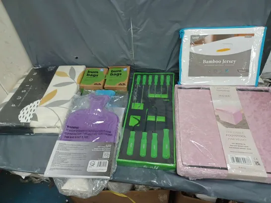 BOX OF APPROXIMATELY 15 ASSORTED HOUSEHOLD ITEMS TO INCLUDE FOLDABLE FOOTSTOOL, BAMBOO JERSEY MATTRESS PROTECTOR, AND BUMBAGS ETC. 