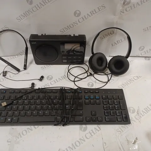 BOX OF APPROXIMATELY 25 ASSORTED ELECTRONICS TO INCLUDE RADIO, KEYBOARD, BLUETOOTH NECKBAND, ETC