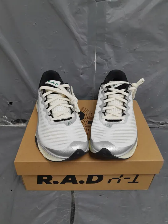 BOX OF RAD R1 CLASSIC BOSTON SHOES SIZE 4.5