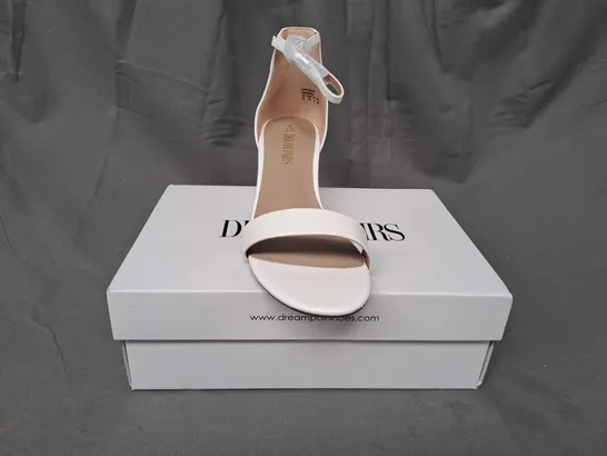 BOXED PAIR OF DREAM PAIRS OPEN TOE BLOCK HEEL SANDALS IN WHITE SIZE 8