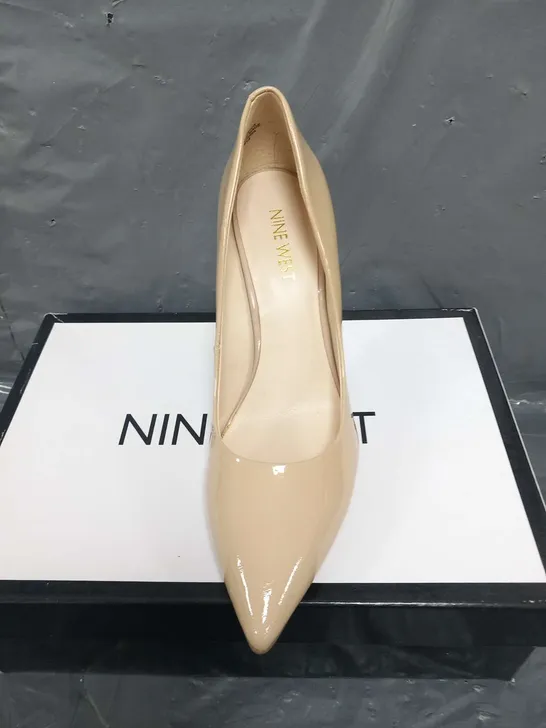 BOXED NINE WEST FLAX NUDE PATENT COURTS SIZE 3.5