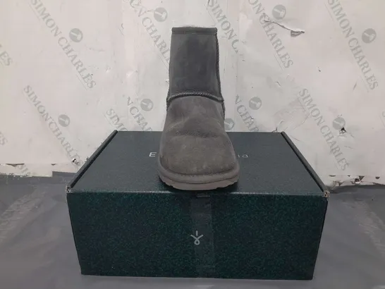 BOXED PAIR OF EMU AUSTRALIA BOOTS IN CHARCOAL SIZE 6