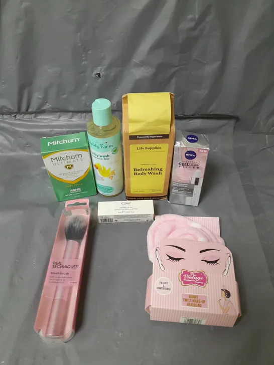 APPROXIMATELY 20 ASSORTED COSMETICS PRODUCTS TO INCLUDE - REAL TECHNIQUES BLUSH BRUSH, MITCHUM ULTIMATE DEODORANT AND ICONIC LIP OIL ETC. 