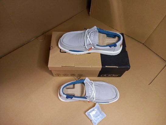 BOXED PAIR OF HEY DUDE WALLY WASHED SMOKE GREY FABRIC TRAINERS - SIZE 7