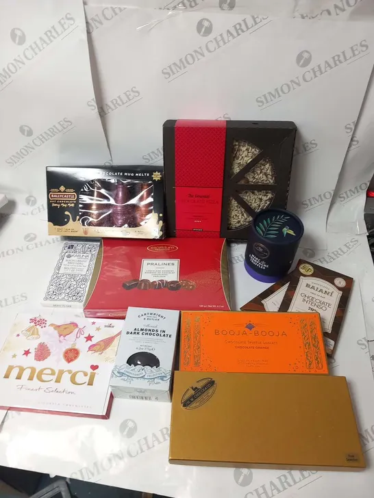 APPROXIMATELY 10 ASSORTED CHOCLOATE BASED PRODUCTS TO INCLUDE; THE GOURMET CHOCOLATE PIZZA, BALLYCASTLE 4 MILK CHOCOLATE MUG MELTS, EXCELCIUM PRALINES, MERCI FINEST COLLECTION AND BOOJA BOOJA CHOCOLAT