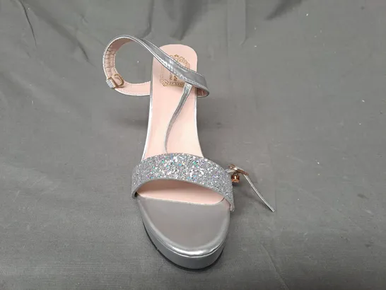 BOXED PAIR OF DESIGNER OPEN TOE HIGH HEEL SANDALS IN METALLIC SILVER W. GLITTER EFFECT EU SIZE 40