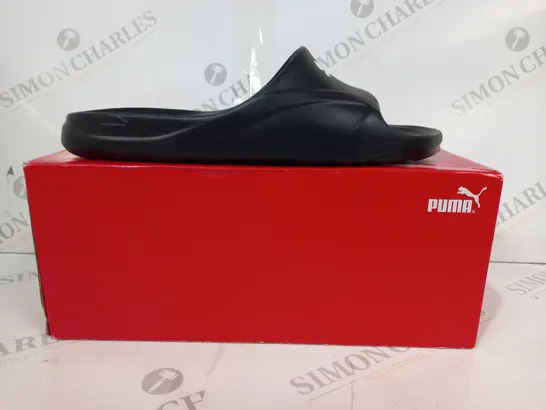 BOXED PAIR OF PUMA SLIDERS IN BLACK UK SIZE 8