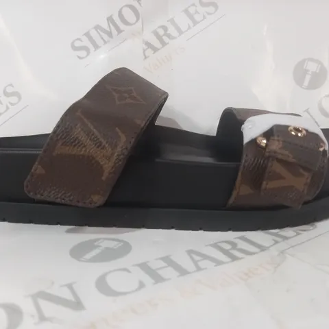 PAIR OF LOUIS VUITTON OPEN TOE SANDALS IN COFFEE/BLACK EU SIZE 37