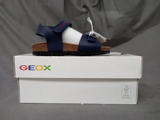 BOXED PAIR OF GEOX KIDS OPEN TOE SANDALS IN NAVY UK SIZE 7.5