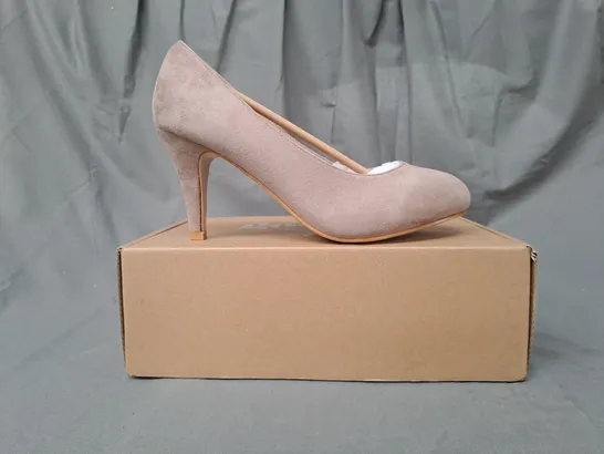 BOXED PAIR OF GOOD FOR THE SOLE WIDE FIT HEELED SHOES IN TAUPE SIZE 7